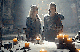 commanderalexa:announcementington:clexa + war tableswe could have had so many moments of clarke and 