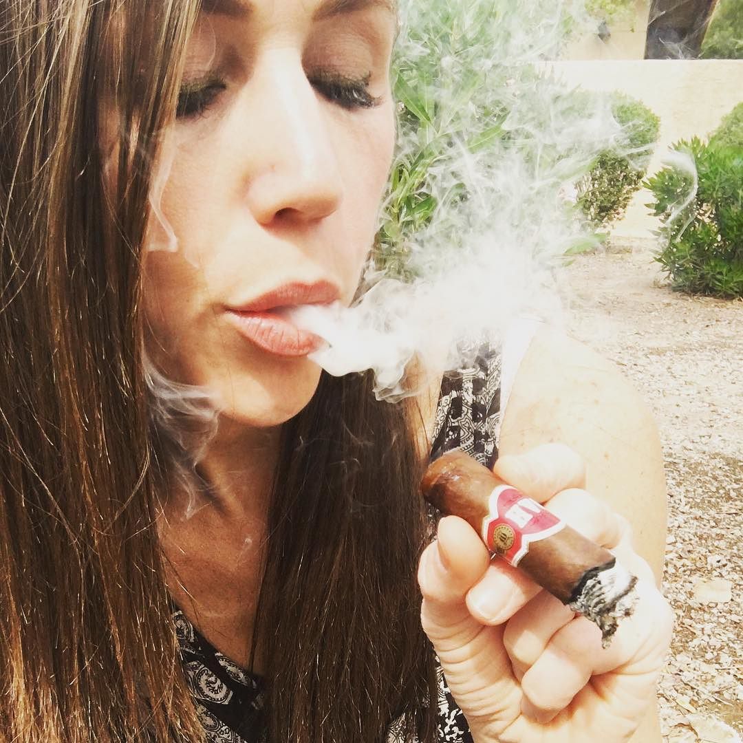 ftbmelanie:  HVC Cerro is such a fantastic tasting cigar. @hvccigars #cigaraddict