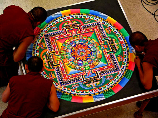 hippiepeacefreaks:  Creation and destruction of mandalas made from colored sand.