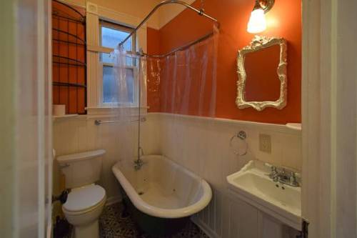 househunting:  񘓟 per month / 2br/ 719 sq ft Twin Victorian with Art StudioPortland, OR