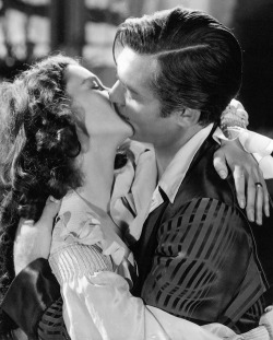  Vivien Leigh and Clark Gable sharing a kiss