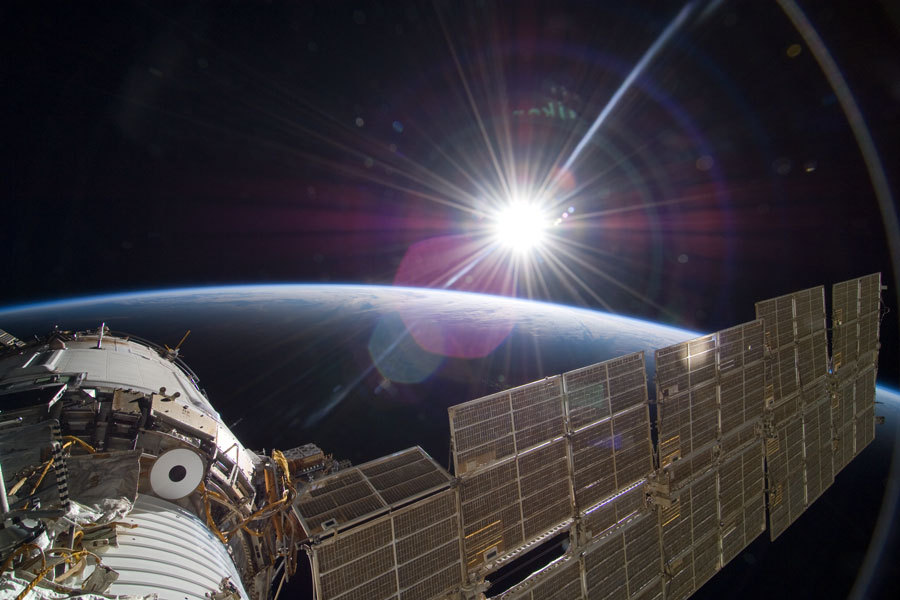 gravitationalbeauty:  Bright Sun and Crescent Earth from the Space Station  