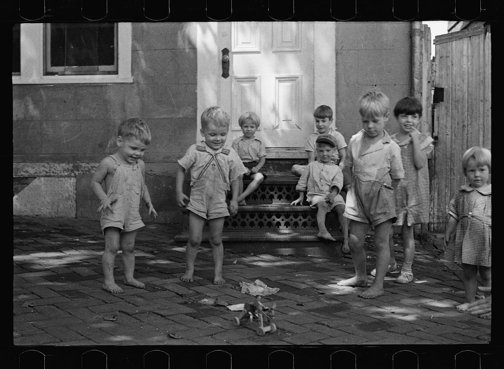 historicaltimes:  Poor children playing on sidewalk, Georgetown, Washington, D.C.,