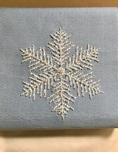Pearly snowflakes obi (seen on), great DIY custom idea for the winter season :)
