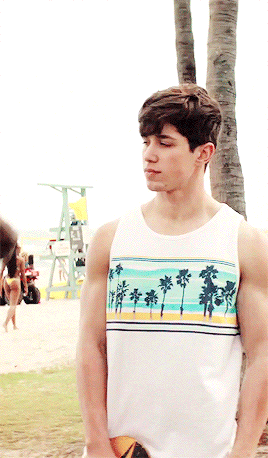 cinemagaygifs: Brandon in Baywatch jfpb