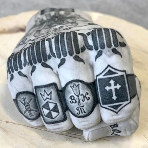 crossconnectmag:Italian artist Fabio Viale displayed tattooed marble sculptures in the Tuscan town o