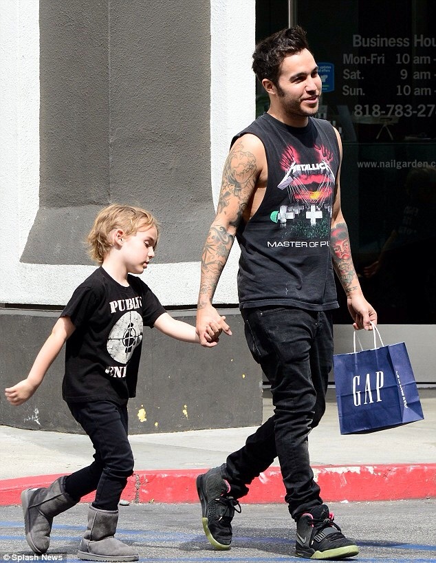kill-your-mxnd:  Happy Father’s Day 😀 just a few emo dads and their kids 💞