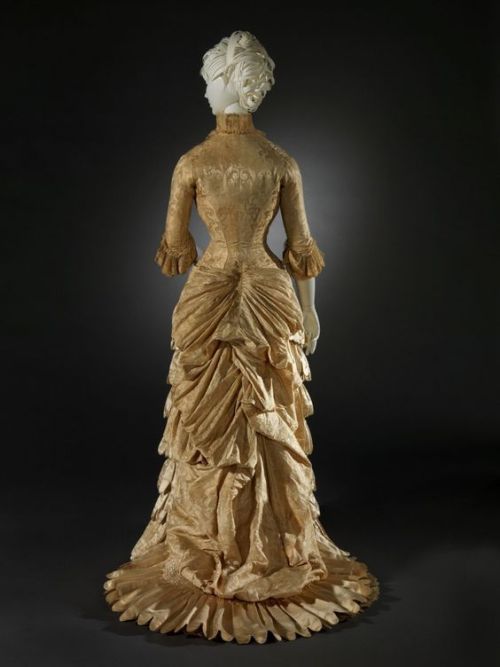 hoopskirtsociety:Wedding dress by George Henry Lee and Co., American, 1882-83. Cincinnati Art Museum