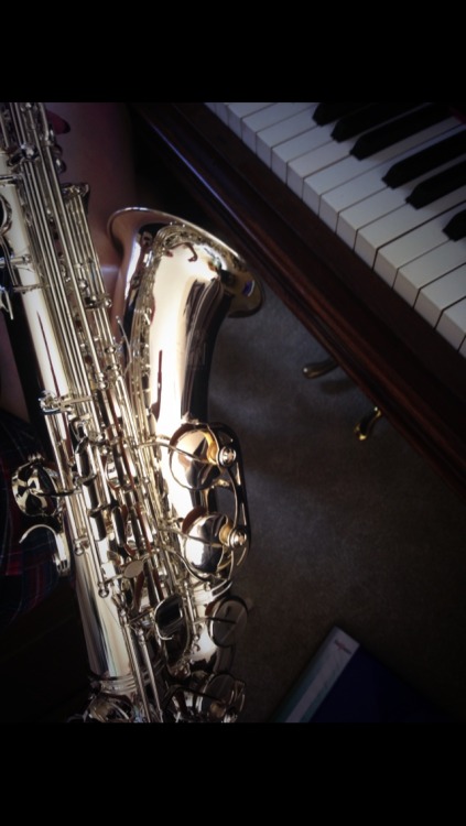 Can we take a moment to appreciate how attractive my sax is. (And piano)