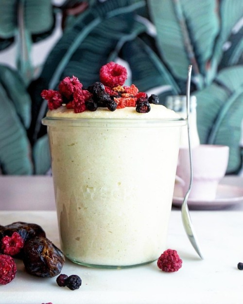 Vanilla Semolina Pudding Is the most delicious and yummy breakfast on the whole planet ☝🏻
Let’s go for it 👩🏻‍🍳Ingredients:
⁃50 g semolina
⁃500 ml low-fat milk
⁃25 g erythritol sugar
⁃Pinch of salt
⁃1 tsp. ground vanilla
⁃2 egg whites
⁃Some berries...