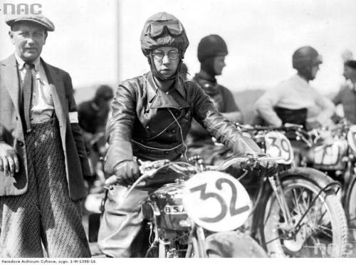 anyskin:Polish Lady bike riders and racers. 1930s