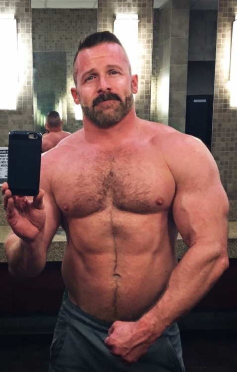 manasseaterschweiz: mansmelly52:  gayraunchyfun:  jaxtexan:  sexyfantasybro:  Sexy  Fuck yeah Dad! I