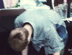 jonginnies:  the way Yixing bows to the fans tho lol 
