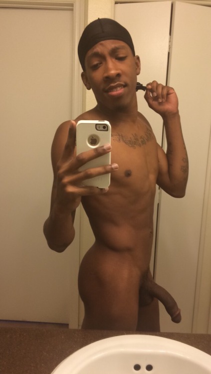 blackmeet3:  Blackmeet3  I’m lovin  this onedebonairgotjuice:  IG: legallydebonair SC: flickofdasnap_d Kik: debonair18   ☝🏾️ (I’m not a Top) ⚠️