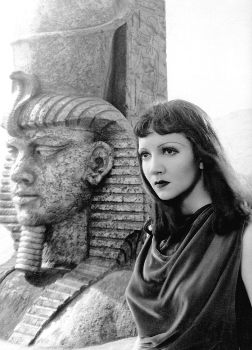 Claudette Colbert in Cleopatra (Cecil B. DeMille, 1934)