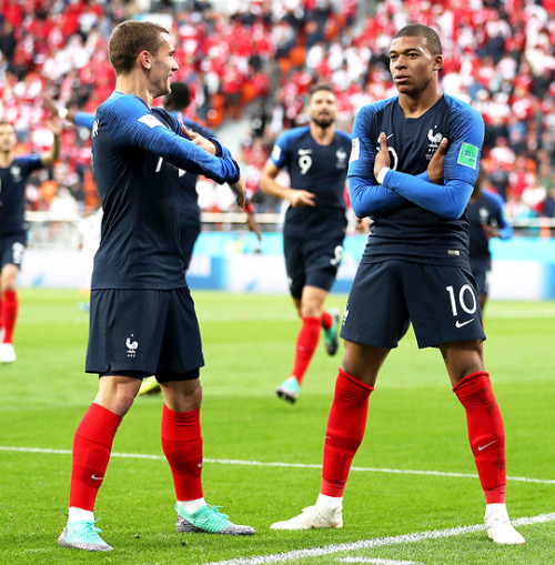 daily-football: Kylian Mbappé celebrates with Antoine Griezmann after scoring his team’