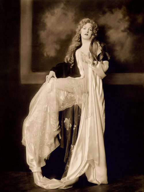 Miss United States and Miss Universe 1926 Catherine Moylan as a ziegfeld girl by Alfred Cheney Johns