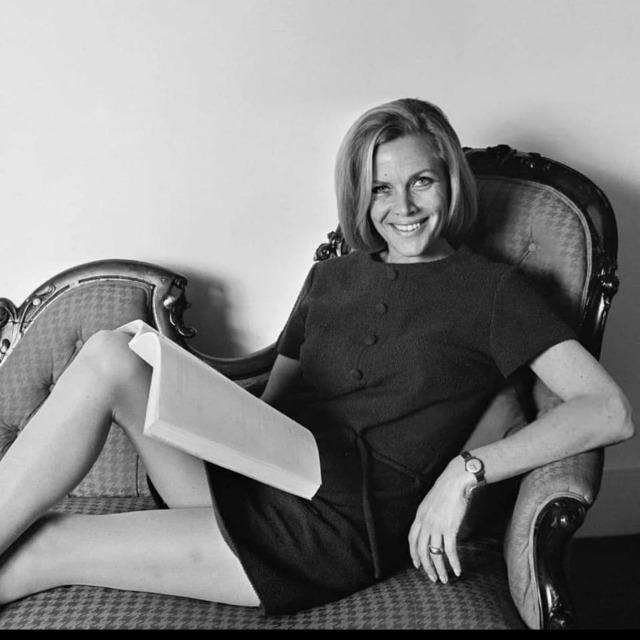 Honor Blackman at her home in London, April 1968🌺🍀🌺
Via @isabelfutre on Instagram🍀