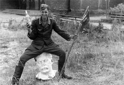 Top:German soldier with bust of StalinBottom: Soviet soldier with bust of Hitler