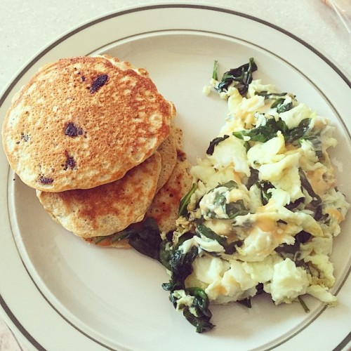 Vanilla Protein pancakes (@optimumnutrition) with chia, flax and 1/2tbsp of chocolate chips + egg wh