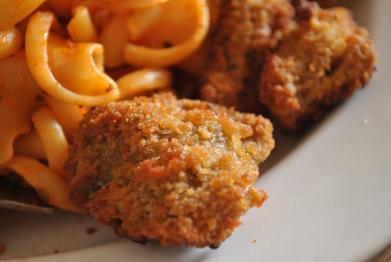 TEST : Bouchées de “poulet” frit Redwood
On continue le test de notre dernière commande un monde vegan.
Ca ressemble à ça :
Bon à savoir : ça se congèle/décongèle très bien. Et ça se fait vite.
Vincent les a juste mis sur la plaque du four,...