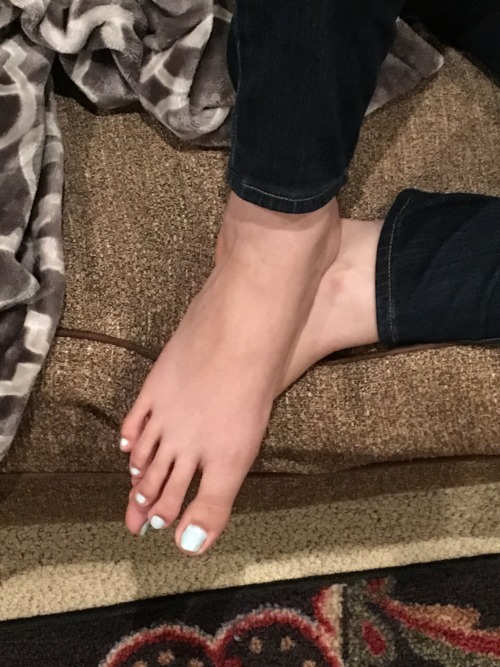 cutegirlsfeeties: another submission from ourconcupiscence and his best friends amazing feet