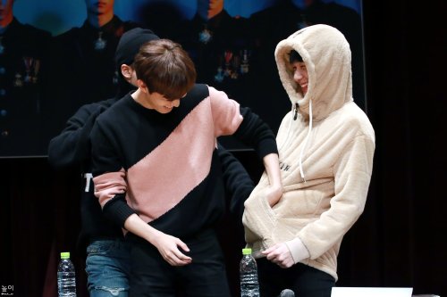 hansanghyuks: Yongsan Fan Sign 161117높이 do not edit
