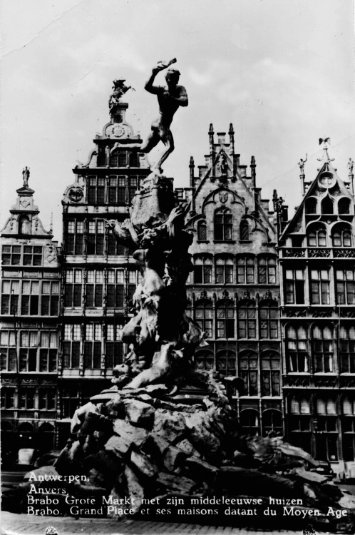 Postcard: “Antwerpen - Brabo Grote Markt met zijn middeleeuwse huizen; Anvers - Grand Place et des M