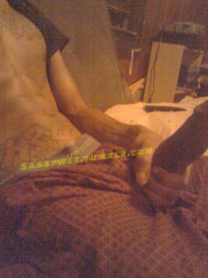 sassywet:  Submission. Sexy ass dude 
