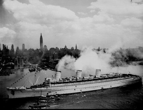 The British ocean liner RMS Queen Mary returns US troops from Europe. New York, United States of Ame