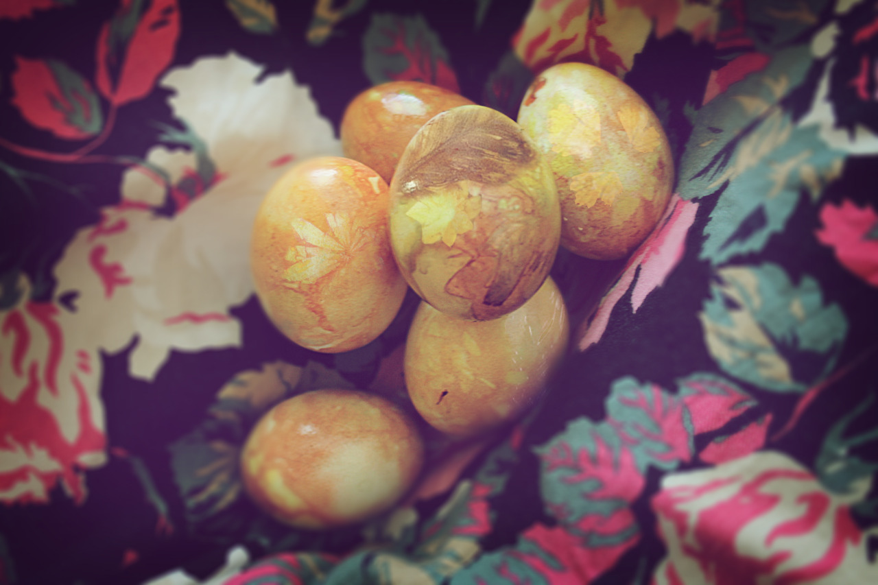 melancholicmanifestation:  reneelouiseanderson:  Onion skin Easter eggs.  How cool