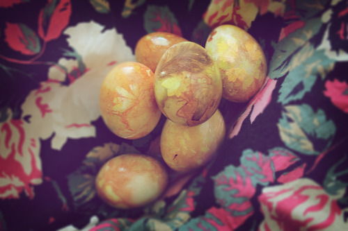melancholicmanifestation:  reneelouiseanderson:  Onion skin Easter eggs.  How cool is this O__O