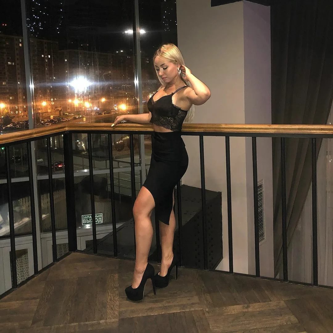 suki2links:bb-heeloxit:Wow! I ❤️ her sexy beautiful legs in high heels and sexy body in cool tight dress.💋💋💋
