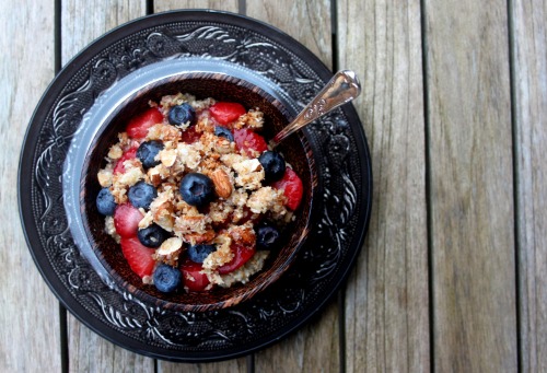 vanilla oatmeal topped with fresh blueberries, strawberries and coconut agave roasted almonds. liter