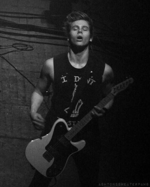morepunkrockthanlukehemmings:  Luke would probably be really cute about sex and usually get shy abou