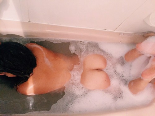 highnympho: littleeminx taking pictures when I’m taking a bath :p