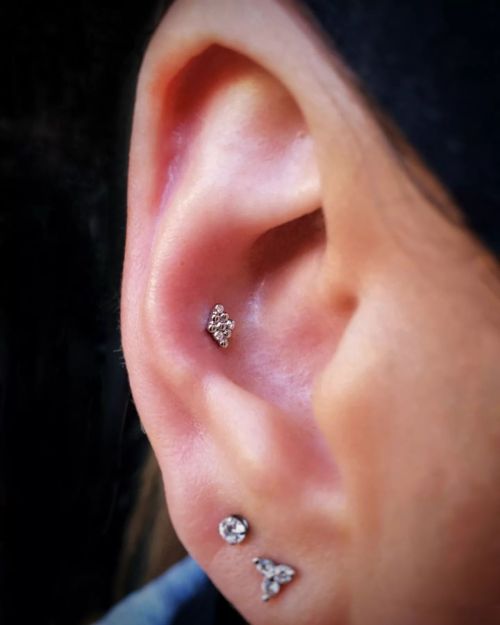 One for the white gold lovers out there: a fresh conch piercing with a white gold &amp; diamond 