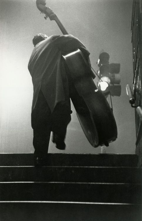 loethlifeyoulivelietelifouloe:The man with the double bass, London, 1952.Photography by Robert Frank.