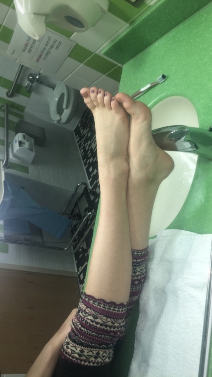 stuck at the hospital but couldnt help but snap a couple pictures of my feet! they look so sexy here