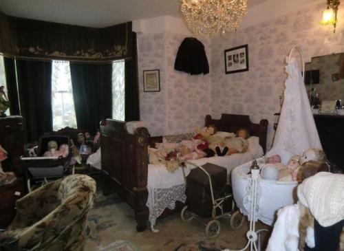 terriblerealestateagentphotos: Potential buyers are advised not to think about what happens in this 