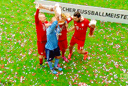 dxbayern:  FC Bayern München: professional footballers  beer shower throwers 