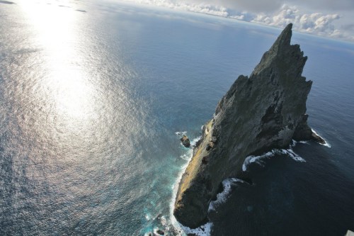 aroswolf:  sixpenceee:  Ball’s Pyramid is an erosional remnant of a shield volcano and caldera that formed about 6.4 million years ago. It lies 20 kilometres southeast of Lord Howe Island in the Pacific Ocean. Facebook | Instagram | Scary Story Site