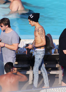 harrystylesdaily:  Zayn Malik enjoys a relaxing afternoon by the Fasano Hotel pool - 5/08 [HQs] 