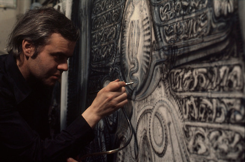 365daysofhorror:  H.R. Giger, the legendary artist behind the Alien designs and so much more amazing art, has died. You will be missed, Mister Giger. 