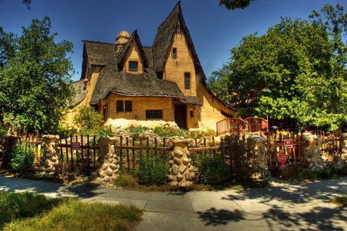 odditiesoflife:  Ten of the Best Storybook Cottage Homes Around the World These 10 fairy tale inspired cottages with their hand-made details call to mind the tales of the Brothers Grimm and other fantasy stories. All of these cottages are real-life homes