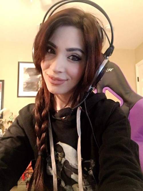 Anyone else think Melonie Mac is sexy as fuck? I would do anything for 5 minutes alone with her. ❤