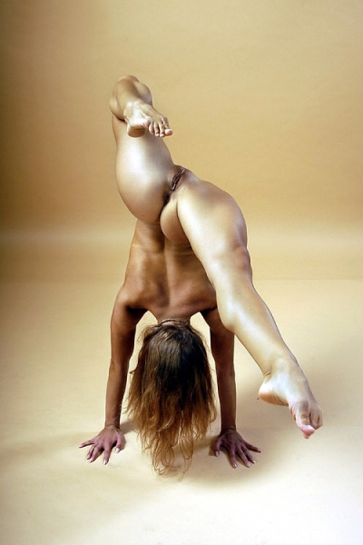 bigpussybitch:  Wide open pussy spread out…..flexible pussy is always good.