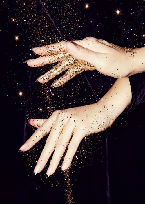 less-love-more-alcohol: palebutnotpale:maybelline:All that glitter.  ♬ Let’s cause a little 