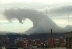 hoboboots:  Cool cloudage, if somewhat ominous.   the gnarliest wave??