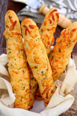 verticalfood:  Cheese Breadsticks  Hungry!!